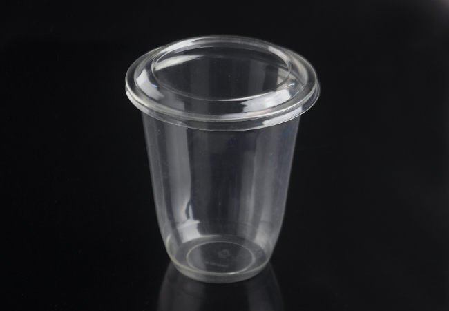 disposable plastic cups and lids